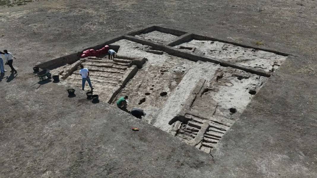 Hatay’da Zamanı Durduran Keşif! 7 Bin 200 Yıllık Ayak İzleri Bulundu 2